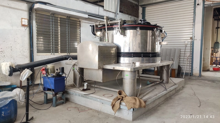 Hydraulic press filter unit for chemical processing